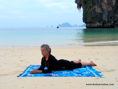 Yin Yoga Sfinksen Posere, Med Hendene I Bønn Posisjon, Pranang Beach, Railay, Thailand